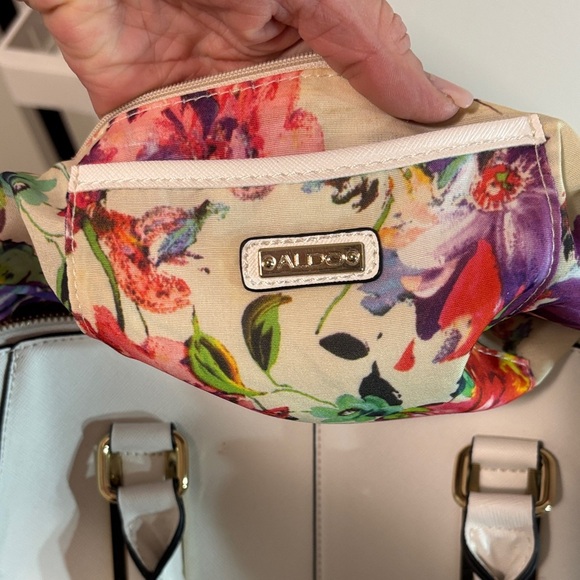 Vintage Classic Aldo white Women's Handbag with removable Crossbody strap - Picture 12 of 12